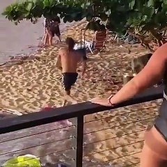 Un surfeur se jette à la mer pour sauver un nageur à Hawaii