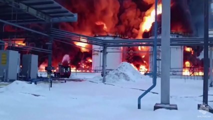 러시아 유류 창고 공습받아 큰 화재 발생 / YTN