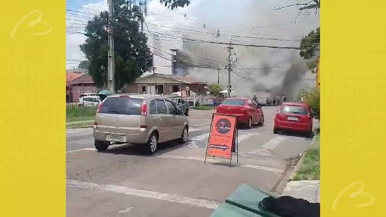 Família perde tudo após incêndio destruir casa de madeira no Cajuru