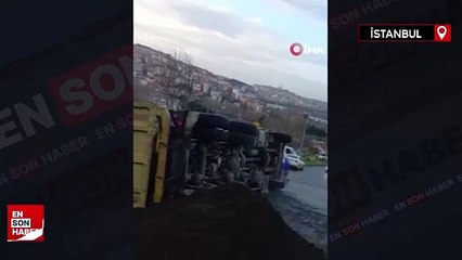 İstanbul Eyüpsultan'da kum yüklü kamyonunun devrilme anı ortaya çıktı