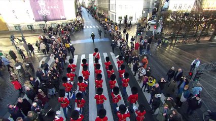 For sidste gang står livgarden i dag vagt foran dronning Margrethes residens |2024| DR