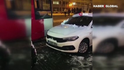 Almanya'da tramvay yoluna hatalı park yapan Bursa plakalı araç şehri birbirine kattı