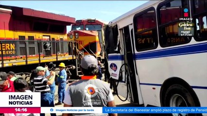 Autobús intenta ganarle el paso a tren