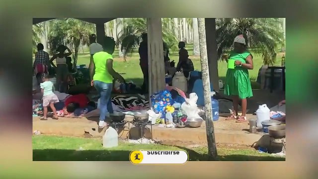 Feligreses se apostan en la parte frontal de la Basílica Catedral Nuestra Señora de la Altagracia