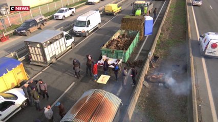 Colère des agriculteurs : la A64 bloquée en signe de protestation