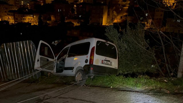 Hafif ticari aracı inşaat alanına düşmekten tel örgüler kurtardı