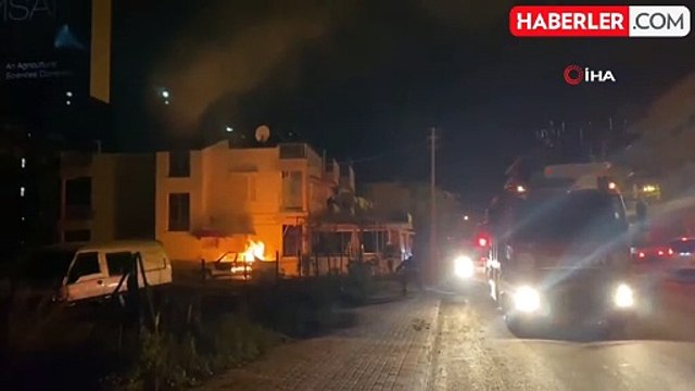 Evin önünde park halindeki otomobil alev alev yandı