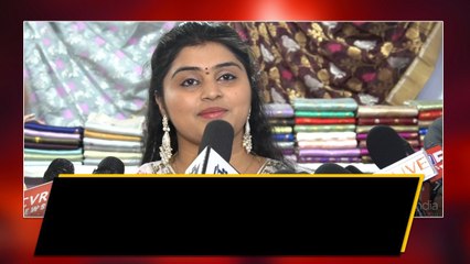 Hand To Hand Silk Expo ను Open చేసిన సింగర్ లక్ష్మి గాయత్రి | Telugu Oneindia