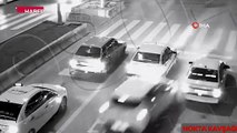 Hızını alamayan otomobilin kırmızı ışıkta bekleyen araçlara çarpması kamerada