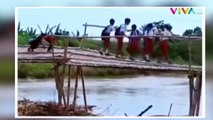 Siswa SD Bak Ninja Lewati Jembatan Reot Demi ke Sekolah