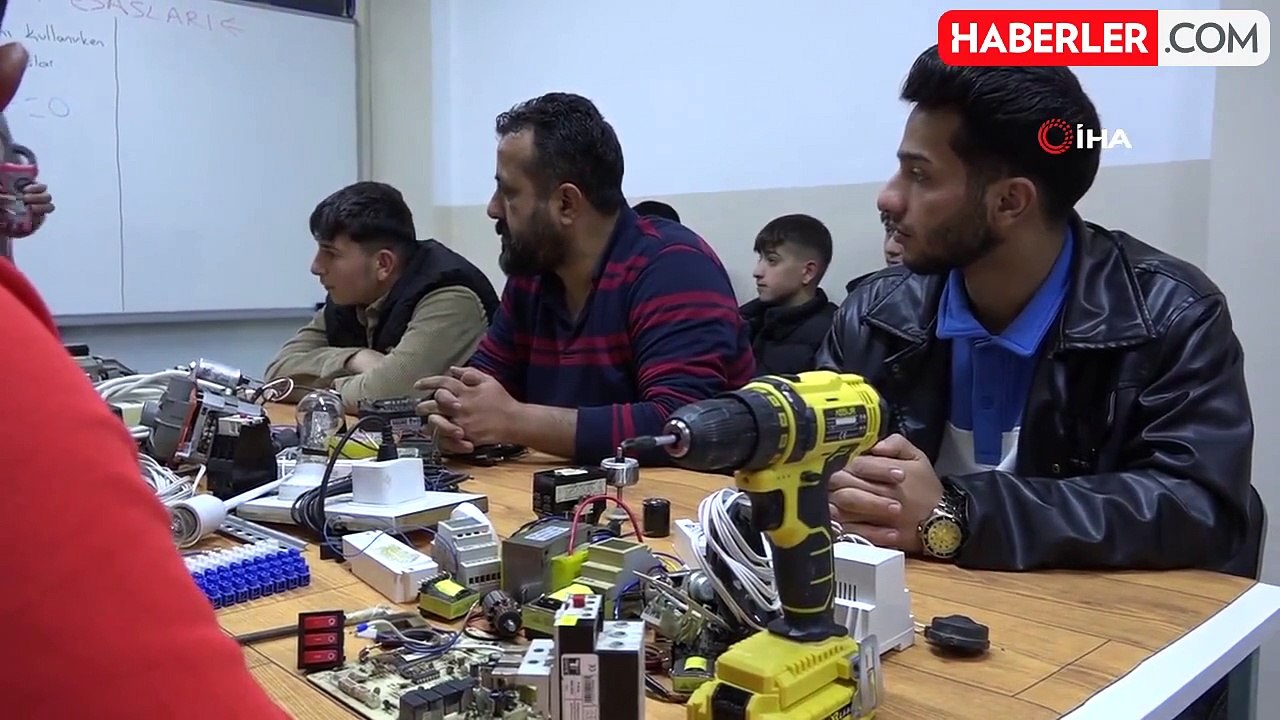 Sınır köyünde açılan kurs ekmek kapısı oluyor
