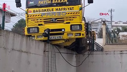 Hafriyat kamyonu istinat duvarında asılı kaldı