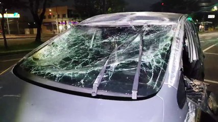 Condutora atinge carro estacionado e capota o Fox na Avenida Brasil