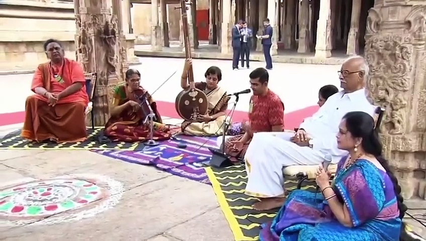 திருச்சியில் இராமாயணம் அரங்கேற்றப்பட்ட இடத்தில் அமர்ந்து கம்பராமாயண பாடல்களை நெகிழ்ச்சியுடன் கேட்ட மோடி