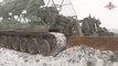 ビデオがロシアのエンジニアが地雷を掃除し爆発させる作業を示す