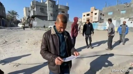 Volantini con le foto degli ostaggi israeliani piovono su Rafah