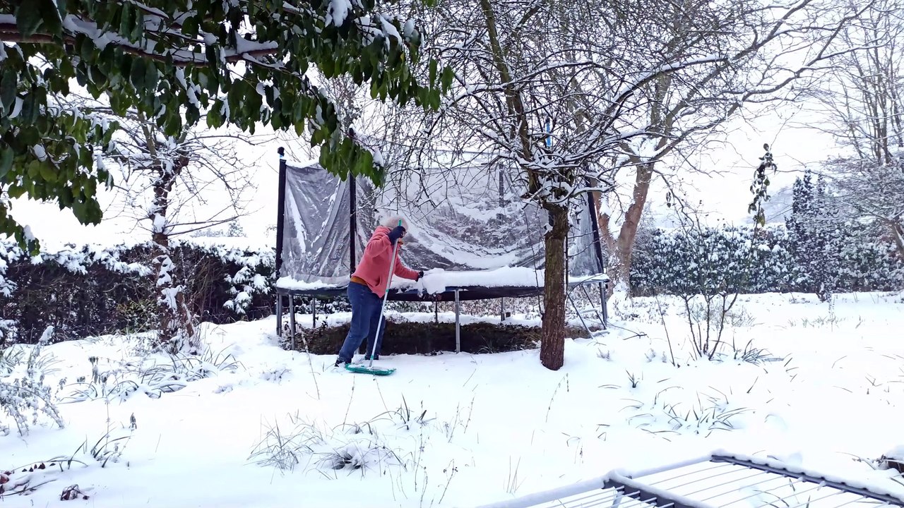 snowy trampoline 2024-01-18