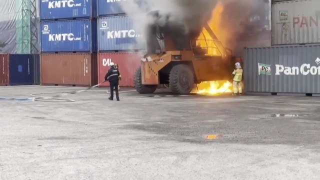 인천 연안부두에서 지게차 화재... 시동 걸자 번쩍 / YTN