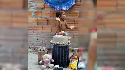 Criança de família humilde comemora aniversário com bolo e docinhos de areia