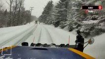 Karla kaplı yolda aracı sollamak isterken kar küreme aracına çarptı