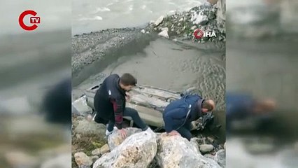 Kontrolden çıkan araç 3 metre yükseklikten çaya uçtu: Yaralılar var!