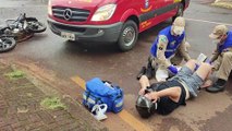 Motociclista quebra a perna em forte acidente na rua Paraná