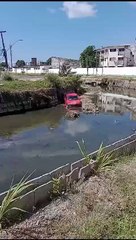 Carro cai no Riacho do Salgadinho e chama atenção da população