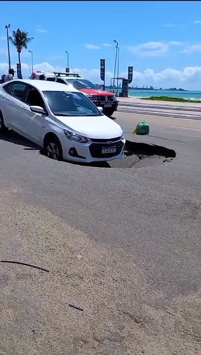 Carro caiu em cratera que abriu no asfalto em Maceió