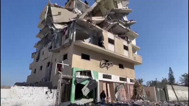 صور للدمار في مخيم #المغازي في #دير_البلح بسبب القصف الإسرائيلي العنيف #غزة #العربية