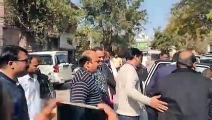 .तबादला होने के बावजूद रिश्वत मांग रहा था निरीक्षक