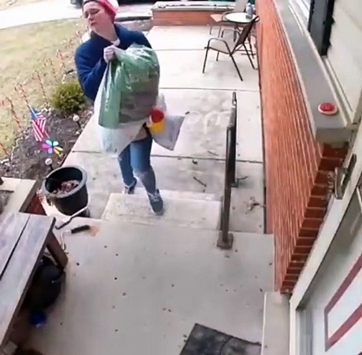 A woman always feeds this squirrel, and the squirrel returned the favor by leaving a cookie in front of her door.