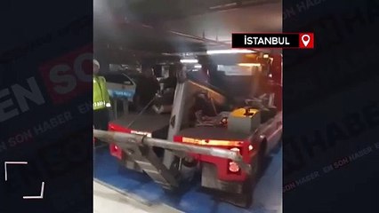 Şişli'de otomobil AVM'nin yürüyen merdivenine daldı