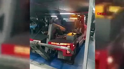 Otomobil AVM'nin yürüyen merdivenine daldı: Yaralılar var