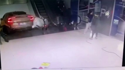 Otomobil AVM’nin yürüyen merdiveninde asılı kaldı: 3 yaralı