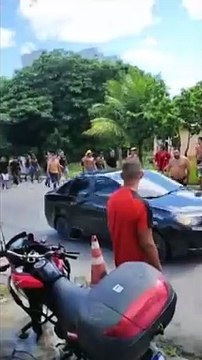 Vídeo: Integrantes de torcidas organizadas do Sport e do Santa Cruz entram em confronto com a polícia