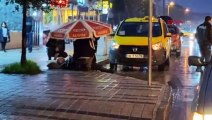 Kaza geçiren vatandaşı yağmurdan korumak başında şemsiyeyle bekledi