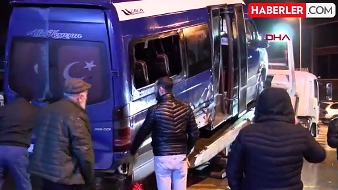 Ankara'da otomobilin çarptığı minibüs yan yattı: 11 yaralı
