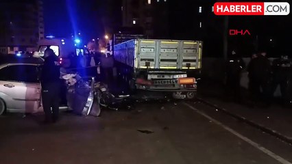 Adana'da TIR'a arkadan çarpan otomobilde 2 kişi hayatını kaybetti