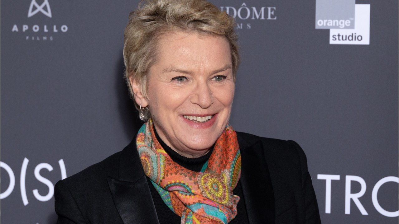 VOICI : "Une sale époque" : Élise Lucet "punk" à l'adolescence, elle se confie cash sur la drogue