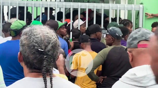 Caos en el Tetelo Vargas para comprar boletas del primer partido de la final entre Licey y Estrellas