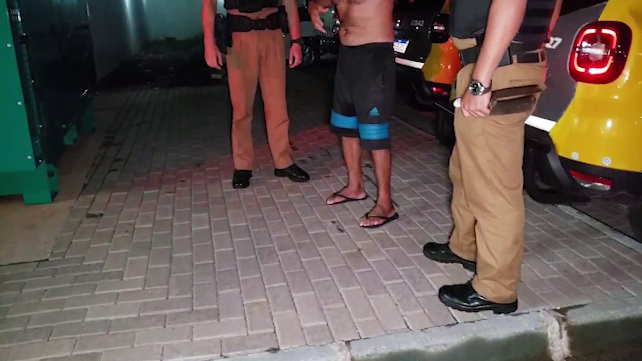 Gremista é preso após ameaçar esposa e filho com facas