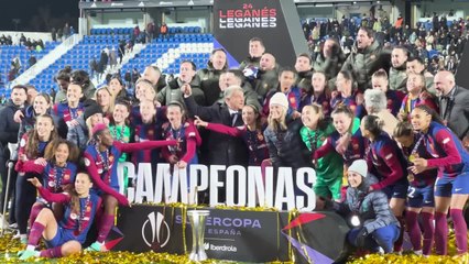 La fiesta de Laporta con las jugadoras al levantar el título