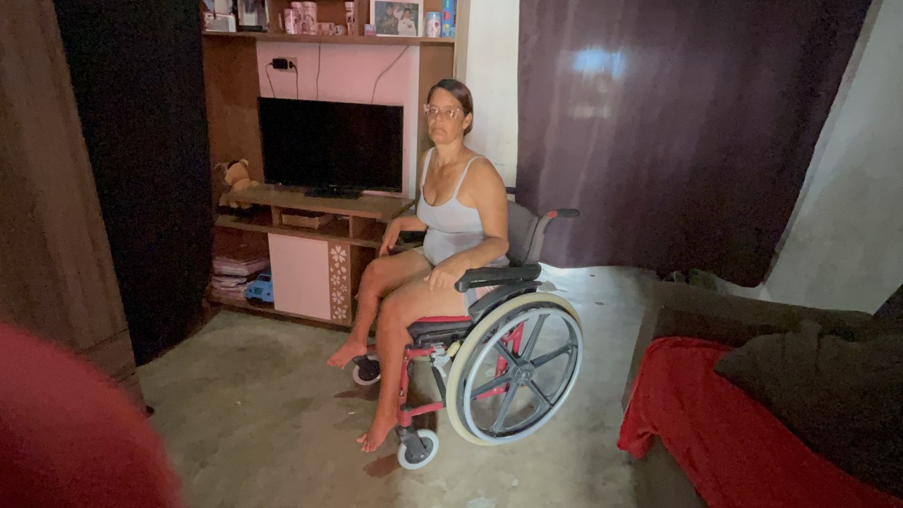 APÓS APELO DA PBPE TV MULHER GANHA NOVA CADEIRA DE RODAS EM ITAMBÉ