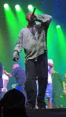 Djonga canta "Camarote" durante show em BH