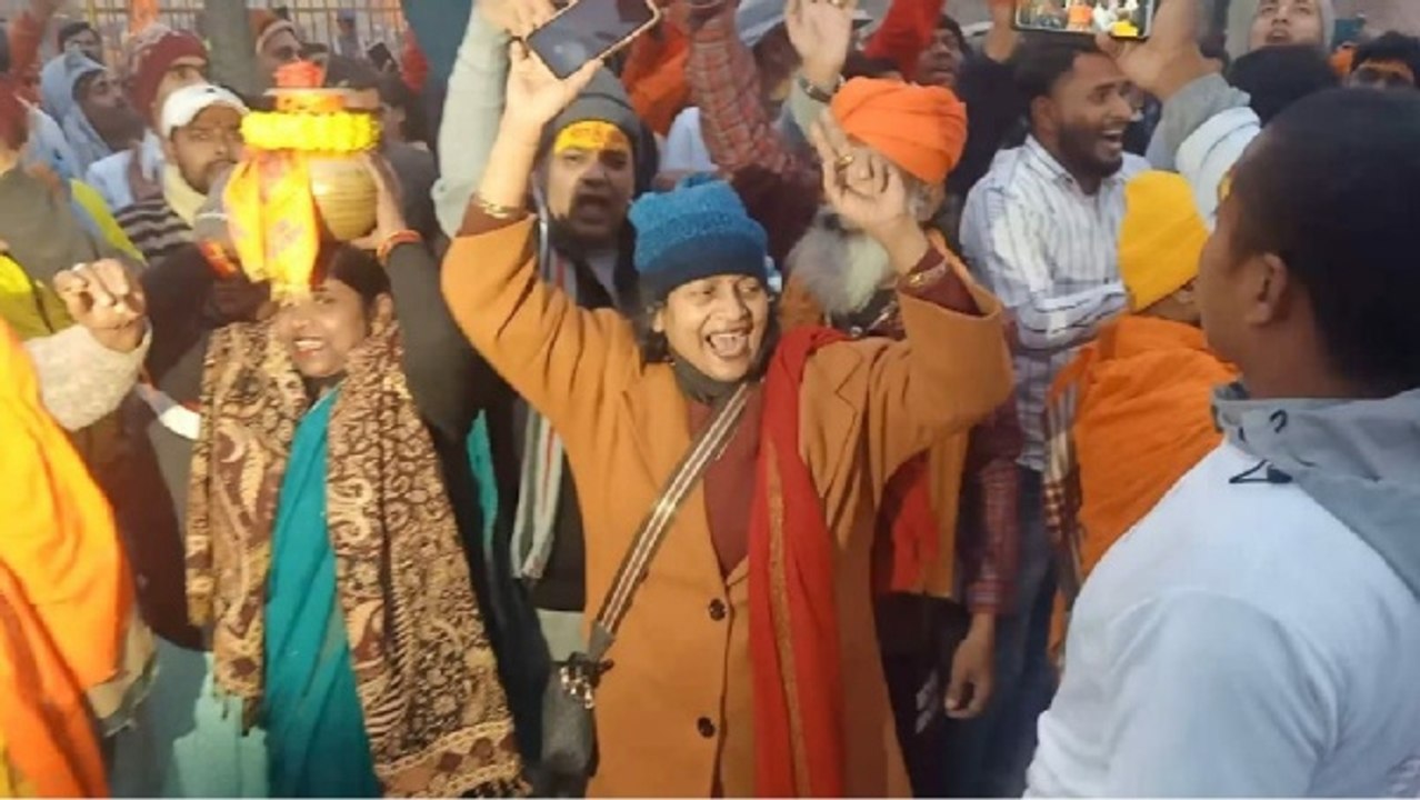 Ayodhya Ram Mandir परिसर में झूमें नेपाल से आए श्रद्धालु, PM Modi को लेकर कही यह बड़ी बात