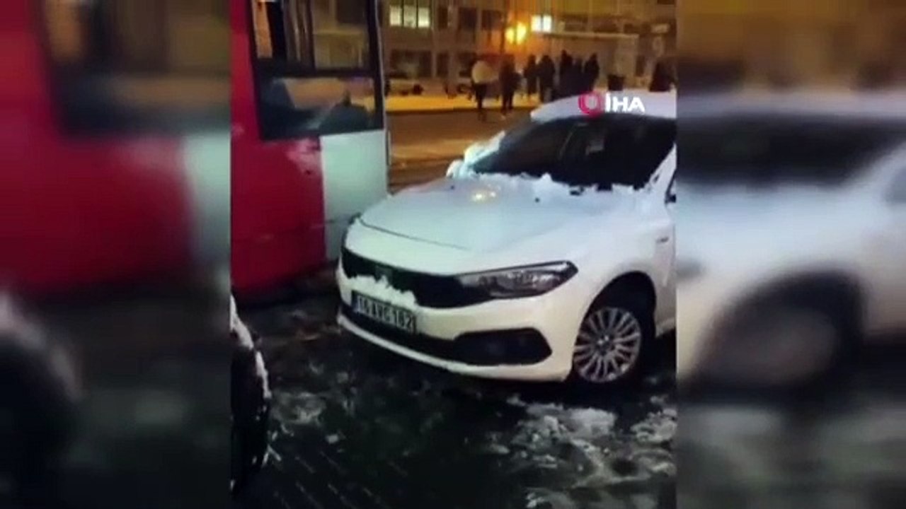 Bursa plakalı araç Almanya'yı birbirine kattı! Hatalı park edince tramvay yolunu kapattı, seferler durdu
