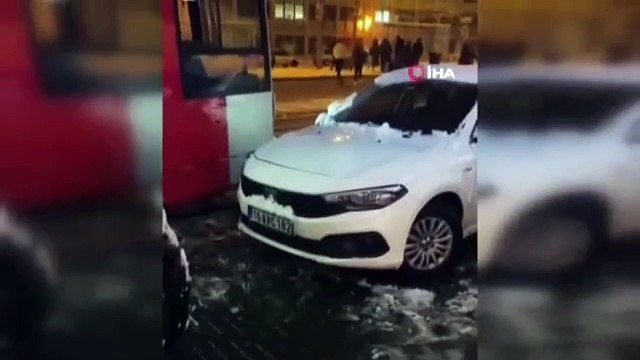 Bursa plakalı araç Almanya'yı birbirine kattı! Hatalı park edince tramvay yolunu kapattı, seferler durdu
