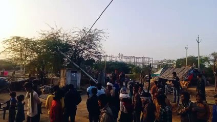 Video : पिकअप में रखे ब्रेकर में विद्युत लाइन उलझी, पोल उखड़ा