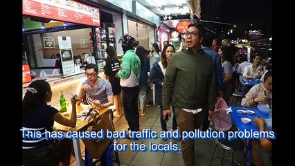 Banthat Thong Road: Food & Traffic Woes 🚶‍♂️
