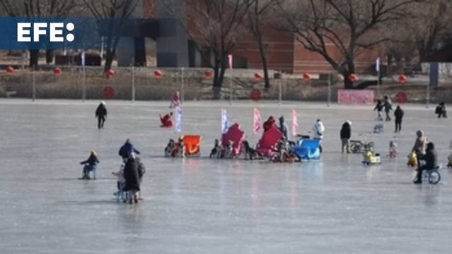 Residentes en Pekín patinan sobre un lago congelado aprovechando las bajas temperaturas